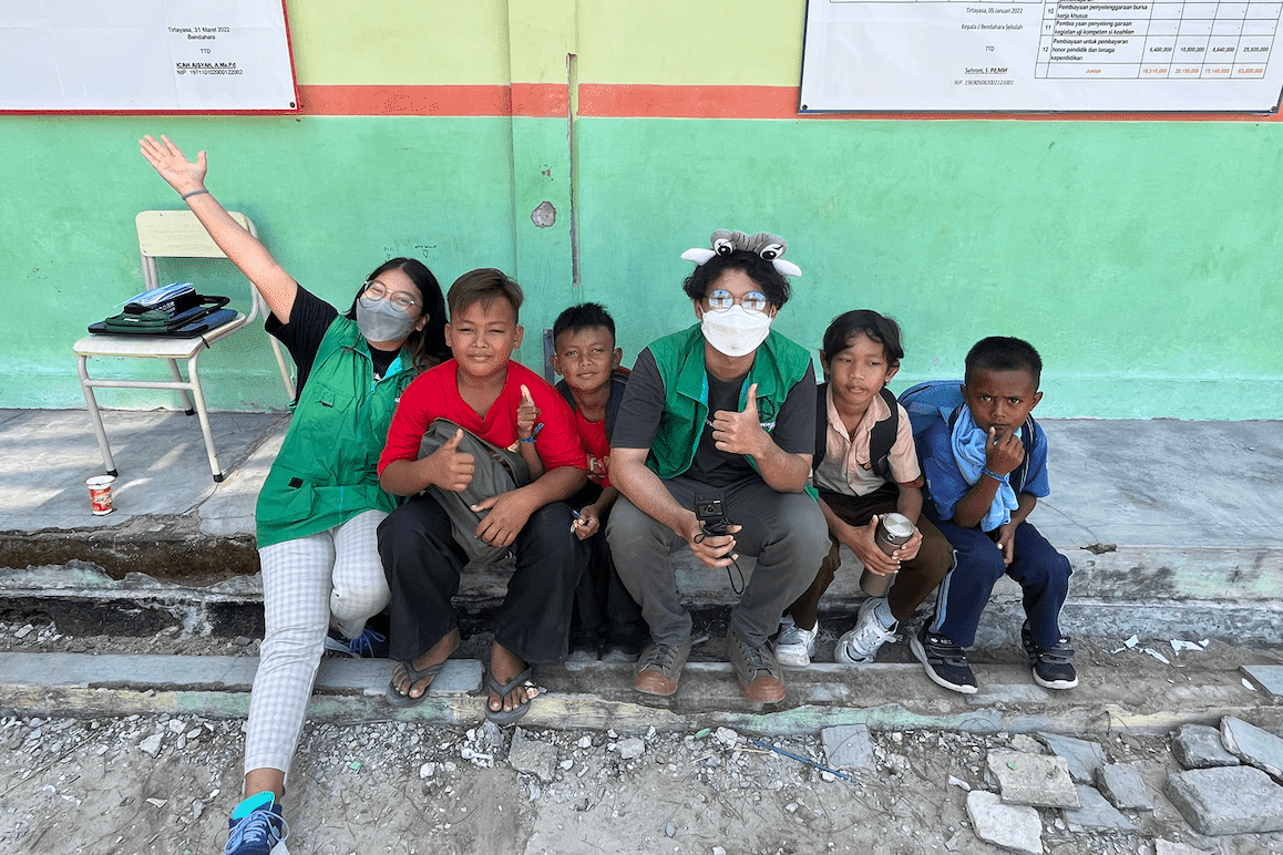 Foto bersama adik-adik dari SDN Satap Pulau Tunda