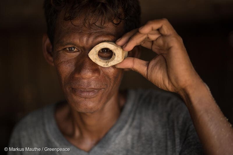 lelaki bajo sedang mengukir kacamata tradisional