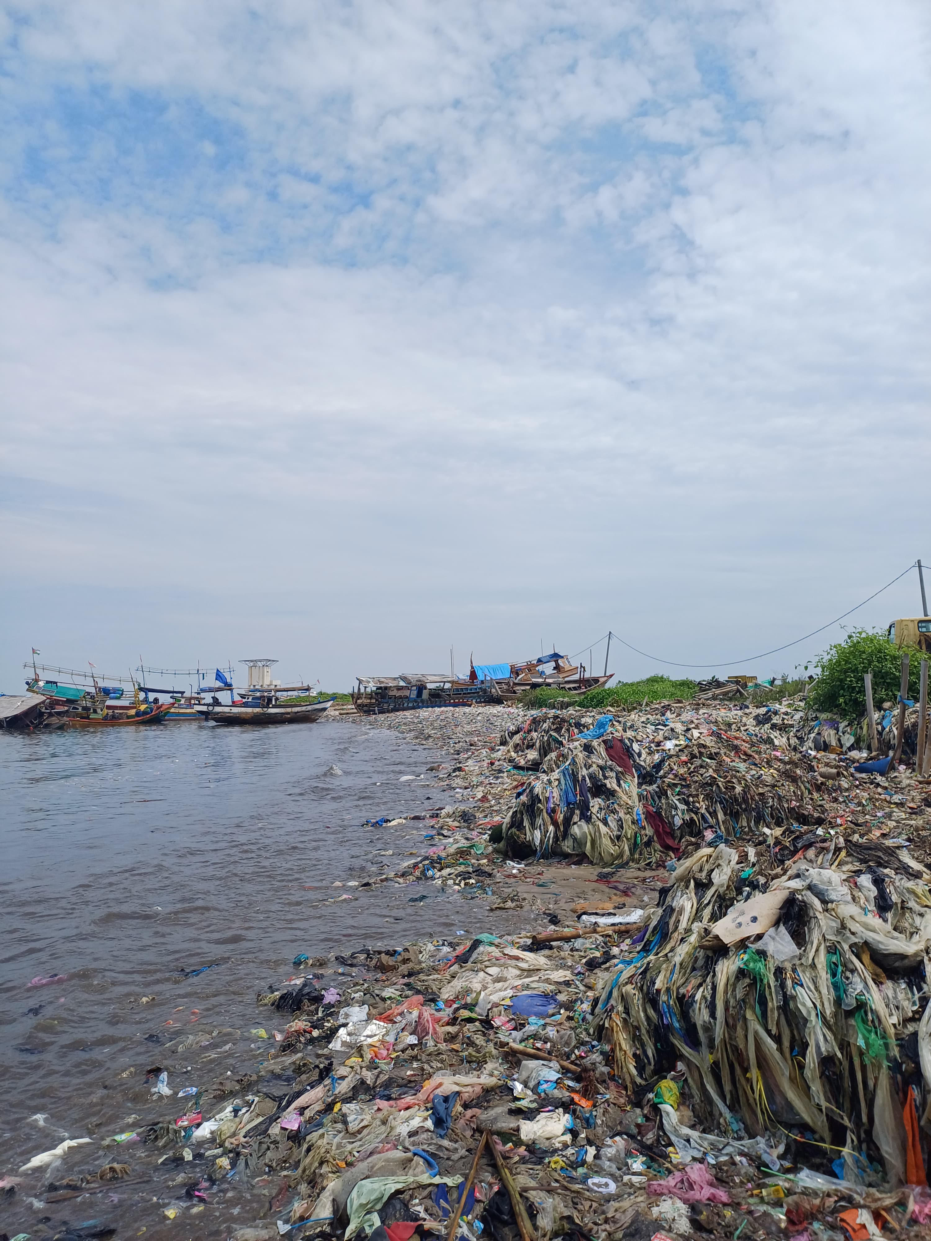 Sampah Pantai Teluk Yang Viral Dengan Slogan "Pantai Terkotor Di ...